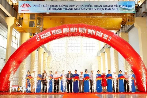 Các đại biểu cắt băng khánh thành Nhà máy thủy điện Đăk Mi 2. (Ảnh: Trịnh Bang Nhiệm/TTXVN)