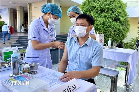 Phó Chủ tịch UBND tỉnh Thừa Thiên - Huế Nguyễn Thanh Bình tham gia tiêm vaccine phòng COVID-19 mũi nhắc lại. (Ảnh: Mai Trang/TTXVN)