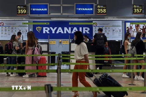 Hành khách làm thủ tục tại khu vực của Hãng hàng không Ryanair ở sân bay Adolfo Suarez Madrid Barajas, Madrid, Tây Ban Nha ngày 24/6/2022. Ảnh: AFP/TTXVN