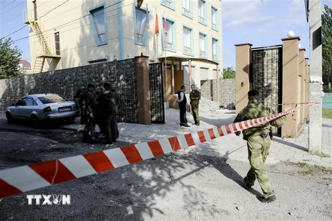 Nhân viên an ninh điều tra tại hiện trường một vụ nổ ở Donetsk, miền Đông Ukraine. (Ảnh: AFP/TTXVN)