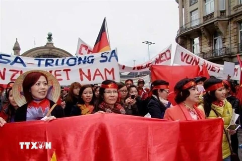 Hội Văn hóa Phụ nữ Việt Nam tại Frankfurt xuống đường mít tinh ủng hộ chủ quyền biển, đảo của Tổ quốc. (Ảnh: Phương Hoa/TTXVN)