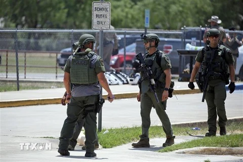 Lực lượng thực thi pháp luật Mỹ được triển khai tại hiện trường vụ xả súng đẫm máu ở trường tiểu học Robb của thị trấn Uvalde, bang Texas (Mỹ), ngày 24/5. (Ảnh: AP/TTXVN)