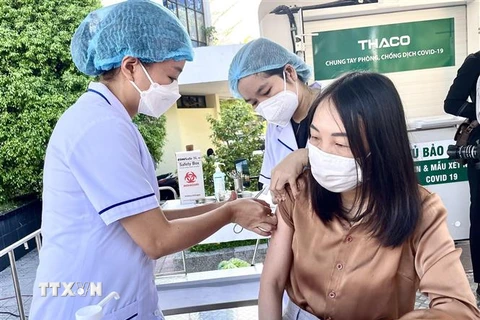 Lãnh đạo Sở Lao động-Thương binh và Xã hội tỉnh Thừa Thiên - Huế hưởng ứng tiêm vaccine phòng COVID-19. (Ảnh: Mai Trang/TTXVN)