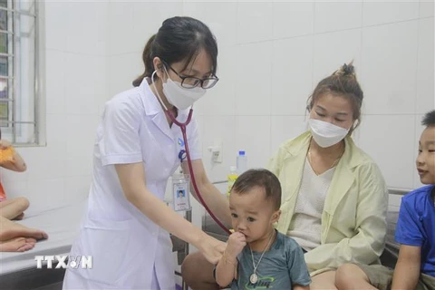 Bệnh nhi cúm A tại Quảng Ninh. (Ảnh: TTXVN phát)