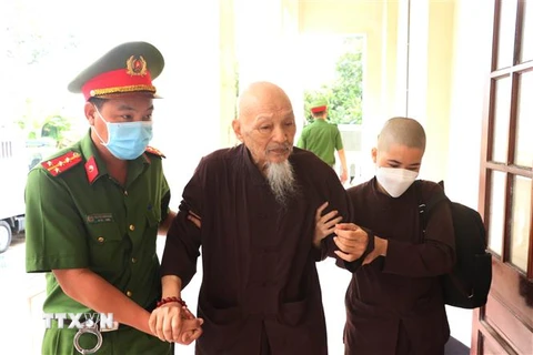 Bị cáo Lê Tùng Vân được cảnh sát dìu đến Tòa ngày 20/7. (Ảnh: Bùi Giang/TTXVN)