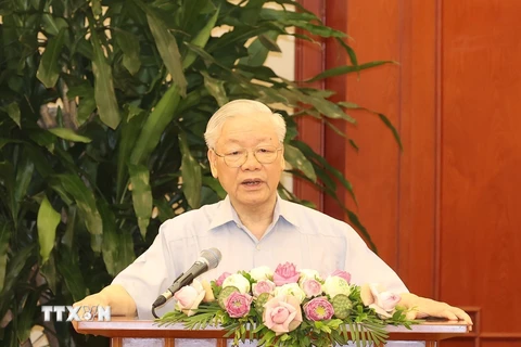 Tổng Bí thư Nguyễn Phú Trọng nói chuyện với các đại biểu người có công tiêu biểu toàn quốc. (Ảnh: Trí Dũng/TTXVN)