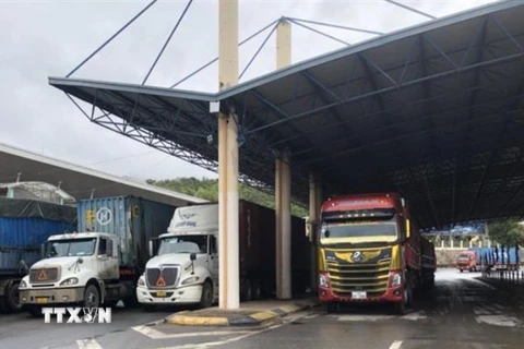 Các phương tiện vận tải hàng hóa đang chờ làm thủ tục thông quan tại Cửa khẩu Quốc tế Lao Bảo. (Ảnh: Thanh Thủy/TTXVN)