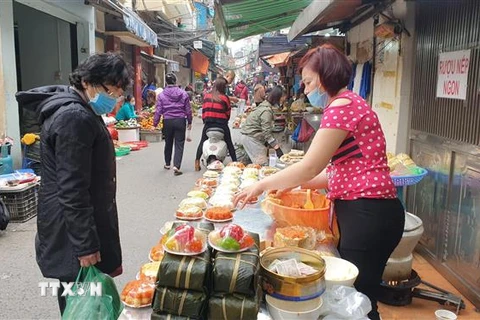 Người dân mua bán tại chợ Trại Găng (Hai Bà Trưng, Hà Nội). (Ảnh: Phương Anh/TTXVN)