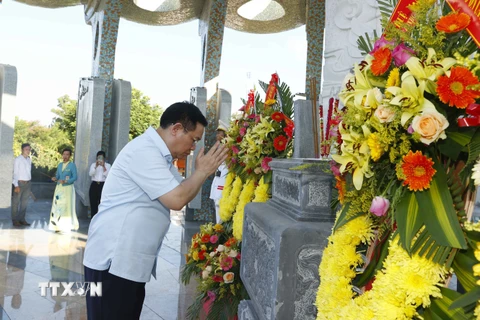 Chủ tịch Quốc hội Vương Đình Huệ dâng hương, dâng hoa tại Nghĩa trang liệt sỹ tỉnh Quảng Nam. (Ảnh: Doãn Tấn/TTXVN)