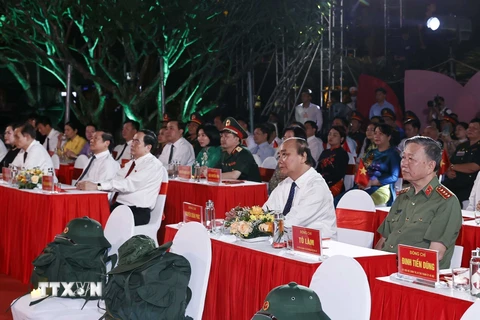 Chủ tịch nước Nguyễn Xuân Phúc cùng các đồng chí lãnh đạo Đảng, Nhà nước dự Cầu truyền hình trực tiếp "Khúc tráng ca hoà bình" tại điểm cầu Hà Nội. (Ảnh: Thống Nhất/TTXVN)