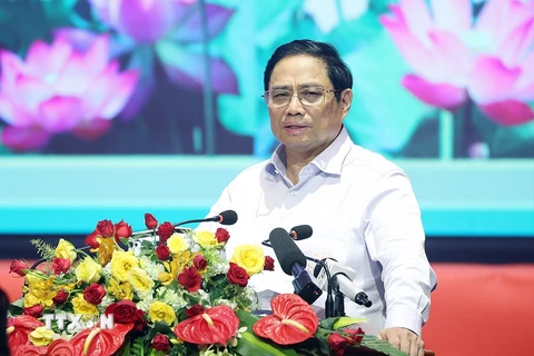 Thủ tướng Phạm Minh Chính phát biểu động viên, giao nhiệm vụ cho các đội tìm kiếm, quy tập hài cốt liệt sỹ. (Ảnh: Dương Giang/TTXVN)