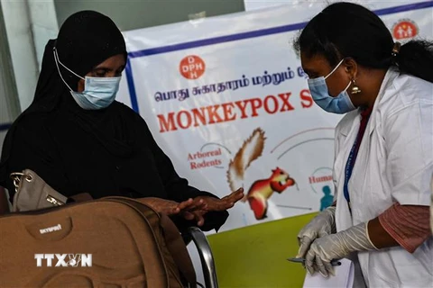Kiểm tra y tế nhằm ngăn chặn sự lây lan của bệnh đậu mùa khỉ tại sân bay quốc tế ở Chennai, Ấn Độ, ngày 3/6. (Ảnh: AFP/TTXVN)