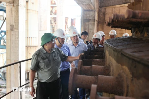 Thủ tướng Phạm Minh Chính kiểm tra, khảo sát các hạng mục của Dự án mở rộng giai đoạn 2 Nhà máy Gang thép Thái Nguyên (Tisco 2). (Ảnh: Dương Giang/TTXVN)