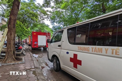 Xe chữa cháy và xe cứu thương tại hiện trường vụ cháy. (Ảnh: TTXVN phát)