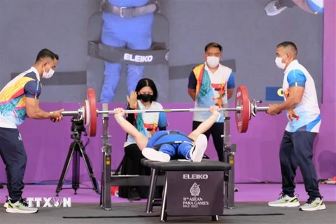 Nữ đô cử Đặng Thị Phương Linh tranh tài ở nội dung 50 kg. (Ảnh: TTXVN phát)