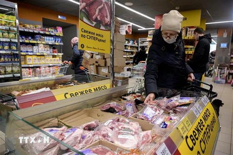 Người dân mua hàng trong siêu thị tại Moskva, Nga. (Ảnh: AFP/ TTXVN)