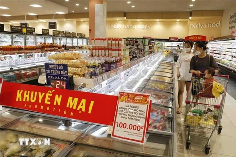 Nhiều chương trình khuyến mại tại siêu thị AEON Long Biên. (Ảnh: Trần Việt/TTXVN)