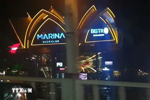 Marina Coffee & Beer Club nằm sát chân cầu Hoàng Diệu, tiếp giáp với đường Trần Hưng Đạo (Quốc lộ 91) gây cản trở giao thông và nguy cơ xảy ra tai nạn giao thông. (Ảnh: TTXVN phát)
