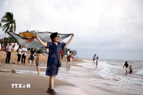 Du khách trải nghiệm không gian du lịch trên bãi biển thành phố đảo Phú Quốc. (Ảnh: Hồng Đạt/TTXVN)