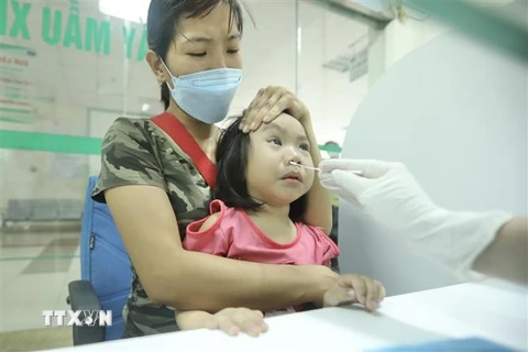 Nhân viên y tế lấy mẫu xét nghiệm cúm A cho bệnh nhân tại Bệnh viện Bệnh nhiệt đới Trung ương. (Ảnh: Minh Quyết/TTXVN)