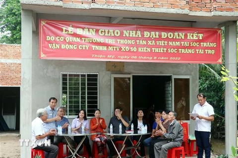 Lễ bàn giao nhà Đại đoàn kết cho hộ bà Trần Thị Mỹ Vân. (Ảnh: Trung Kiên/TTXVN)