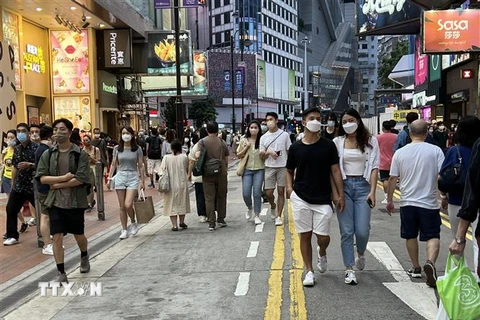 Người dân Hong Kong đi mua sắm tại khu vực Causeway Bay, ngày 23/4. (Ảnh: Mạc Luyện/TTXVN)