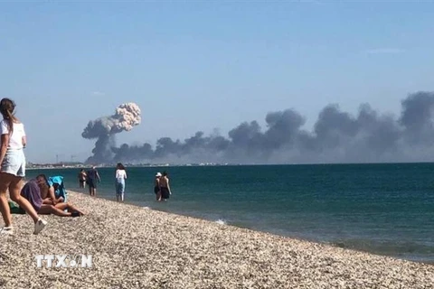 Cột khói bốc lên sau vụ nổ trên bán đảo Crimea ngày 9/8/2022. (Ảnh: Kyiv Post/ TTXVN)