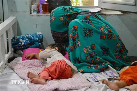 Trẻ em mắc bệnh tiêu chảy được điều trị tại bệnh viện ở tỉnh Kandahar, Afghanistan ngày 19/7. (Ảnh: AFP/TTXVN)