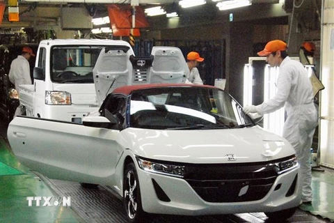 Công nhân làm việc tại nhà máy sản xuất ô tô của Honda ở chi nhánh Yokkaichi, tỉnh Mie, Nhật Bản. (Ảnh: Kyodo/TTXVN)