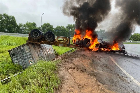 Hiện trường vụ chiếc xe bốc cháy dữ dội khi ra khỏi cao tốc Hà Nội-Hải Phòng. (Nguồn: laodong.vn)