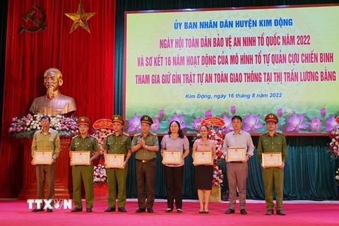 Đại tá Nguyễn Thanh Trường, Giám đốc Công an tỉnh Hưng Yên trao thưởng cho các tập thể, cá nhân có thành tích xuất sắc. (Ảnh: Mai Ngoan/TTXVN)