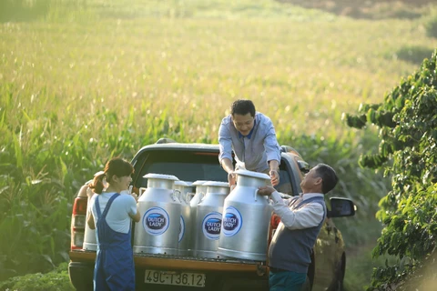 Với chương trình phát triển ngành sữa, FrieslandCampina đã chuyển giao công nghệ chuẩn Hà Lan cho 2.500 nông dân Việt, nâng cao chất lượng nguồn sữa tươi đầu vào