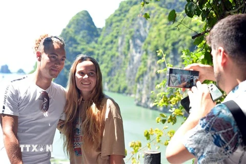 Du khách nước ngoài thăm vịnh Hạ Long. (Ảnh: Thanh Vân/TTXVN)