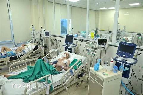 Khoa Hồi sức tích cực (Bệnh viện Bệnh Nhiệt đới Trung ương) hiện đang điều trị cho khoảng 30 bệnh nhân COVID-19 nặng. (Ảnh: Minh Quyết/TTXVN)