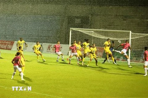 Đội trưởng Janclesio Almeida (áo hồng) bên phía Hồng Lĩnh Hà Tĩnh đánh đầu ghi bàn thắng mở tỷ số của trận đấu. (Ảnh: Phan Quân/TTXVN)