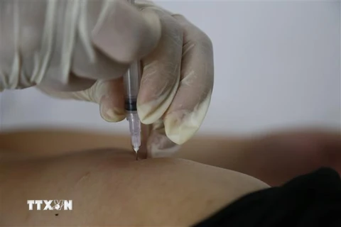 Tiêm vaccine COVID-19 cho người dân trên địa bàn tỉnh Tuyên Quang. (Ảnh: Nam Sương/TTXVN)