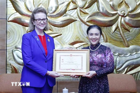 Chủ tịch Liên hiệp các tổ chức hữu nghị Việt Nam Nguyễn Phương Nga trao Kỷ niệm chương cho Trưởng đại diện Thường trú Chương trình phát triển Liên hợp quốc (UNDP) tại Việt Nam Caitlin Wiesen. (Ảnh: An Đăng/TTXVN)