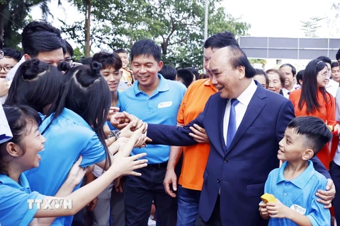 Chủ tịch nước Nguyễn Xuân Phúc với học sinh Trường Tiểu học, Trung học cơ sở và Trung học phổ thông Hy Vọng. 