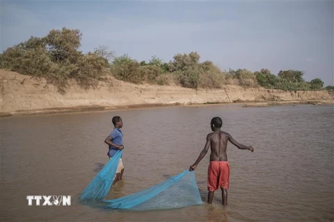 Người dân bắt cá trên sông Shabelle ở thành phố Gode, Ethiopia, ngày 8/4. (Ảnh: AFP/ TTXVN)