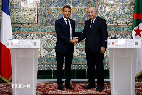 Tổng thống Algeria Abdelmadjid Tebboune (phải) và Tổng thống Pháp Emmanuel Macron tại cuộc họp báo ở Algiers, Algeria. (Ảnh: AFP/TTXVN)