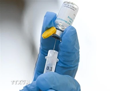 Nhân viên y tế chuẩn bị mũi tiêm vaccine phòng bệnh đậu mùa khỉ JYNNEOS của hãng dược phẩm Đan Mạch Bavarian Nordic. (Ảnh: AFP/TTXVN)