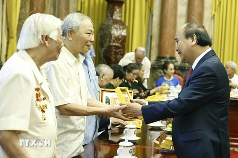 Chủ tịch nước Nguyễn Xuân Phúc tặng quà lưu niệm các đại biểu. (Ảnh: Thống Nhất/TTXVN)