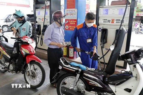 Mua bán xăng dầu tại một cửa hàng của Petrolimex ở Hà Nội. (Ảnh: Trần Việt/TTXVN)