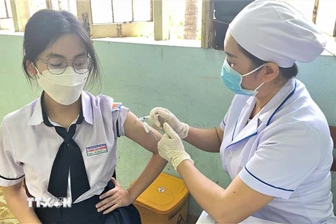 Nhiều học sinh trên địa bàn tỉnh Phú Yên được tiêm vaccine phòng COVID-19 sau buổi Lễ phát động chiến dịch truyền thông. (Ảnh: Tường Quân/TTXVN)