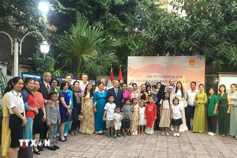 Đại sứ Nguyễn Huy Dũng chụp ảnh lưu niệm với bà con cộng đồng người Việt tại Ai Cập. (Ảnh: Nguyễn Trường/TTXVN)