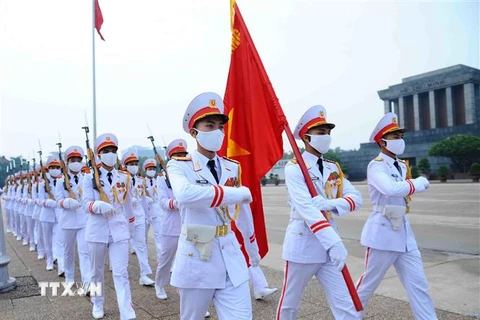 Lễ thượng cờ mừng Quốc khánh ở Lăng Chủ tịch Hồ Chí Minh. (Ảnh: Minh Đức/TTXVN)