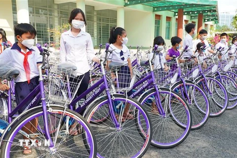 Nhiều học sinh nghèo hiếu học ở Đồng Tháp được tặng xe đạp từ Hành trình “Tiếp sức đến trường”. (Ảnh: Nhựt An/TTXVN)