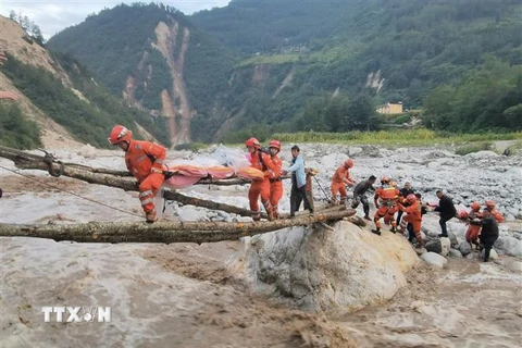 Lực lượng cứu hộ chuyển những người sống sót sau trận động đất tại huyện Lô Định, tỉnh Tứ Xuyên, Trung Quốc, ngày 5/9. (Ảnh: THX/TTXVN)