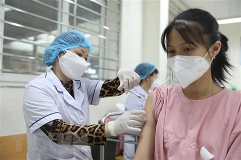 Tiêm vaccine phòng COVID-19 giúp trẻ tránh mắc bệnh, tránh các hậu quả lâu dài của bệnh, giúp trẻ đến trường an toàn, tham gia các hoạt động xã hội và phát triển khỏe mạnh. (Ảnh: Minh Quyết/TTXVN)