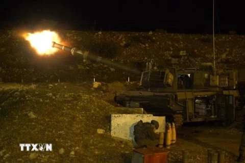 Lực lượng pháo binh Israel đáp trả vụ pháo kích từ Liban. (Ảnh: TTXVN phát)